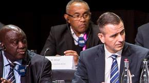 El camerunés Issa Hayatou, presidente en funciones de la FIFA, pensativo en la víspera de las elecciones a la presidencia del organismo.