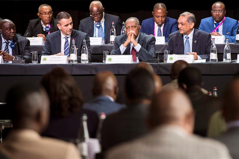 El camerunés Issa Hayatou, presidente en funciones de la FIFA, pensativo en la víspera de las elecciones a la presidencia del organismo. 