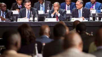 El camerunés Issa Hayatou, presidente en funciones de la FIFA, pensativo en la víspera de las elecciones a la presidencia del organismo.