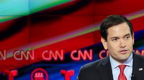 El aspirante a candidato presidencial por el partido republicano Donald Trump (dcha) y su contrincante Marco Rubio (izda) asisten al décimo debate televisado entre aspirantes republicanos a la Casa Blanca.