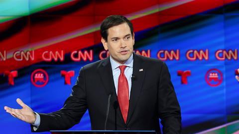 El aspirante a candidato presidencial por el partido republicano Donald Trump (dcha) y su contrincante Marco Rubio (izda) asisten al décimo debate televisado entre aspirantes republicanos a la Casa Blanca.