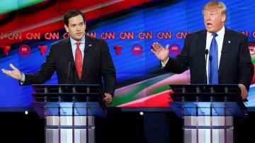 El aspirante a candidato presidencial por el partido republicano Donald Trump (dcha) y su contrincante Marco Rubio (izda) asisten al décimo debate televisado entre aspirantes republicanos a la Casa Blanca.