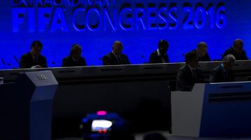 El Consejo Ejecutivo de la FIFA en el estrado durante la celebración del Congreso Extraordinario de la FIFA en el Hallenstadion de Zúrich.