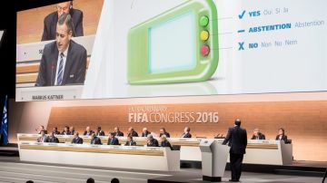 Vista general del Congreso Extraordinario de la FIFA en el Hallenstadion de Zúrich.
