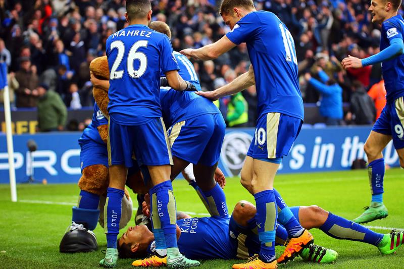Leicester vence con un gol agónico a Norwich y se mantiene en la cima