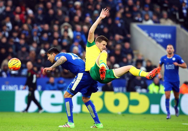 Leicester vence con un gol agónico a Norwich y se mantiene en la cima