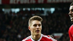 El novato Marcus Rashford le ha funcionado a Louis Van Gaal.