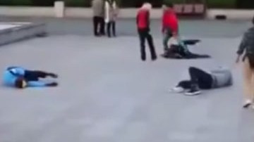 Los acosadores terminaron tumbados en el suelo.