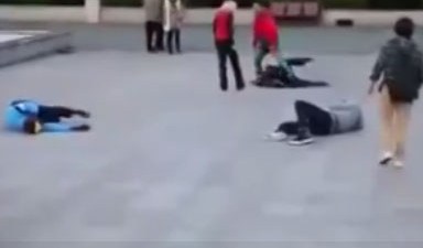 Los acosadores terminaron tumbados en el suelo.