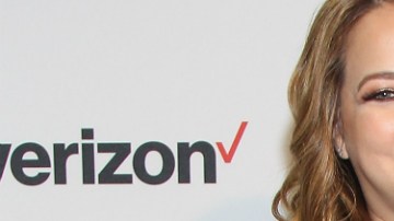 La actriz tenía que fingir darle una cachetada al presentador Daniel Sarcos cuando se cayó al suelo.