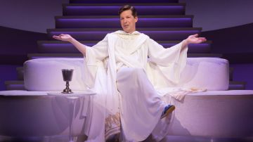 Sean Hayes es Dios en la obra 'An Act of God' que se representa en el Ahmanson Theatre.