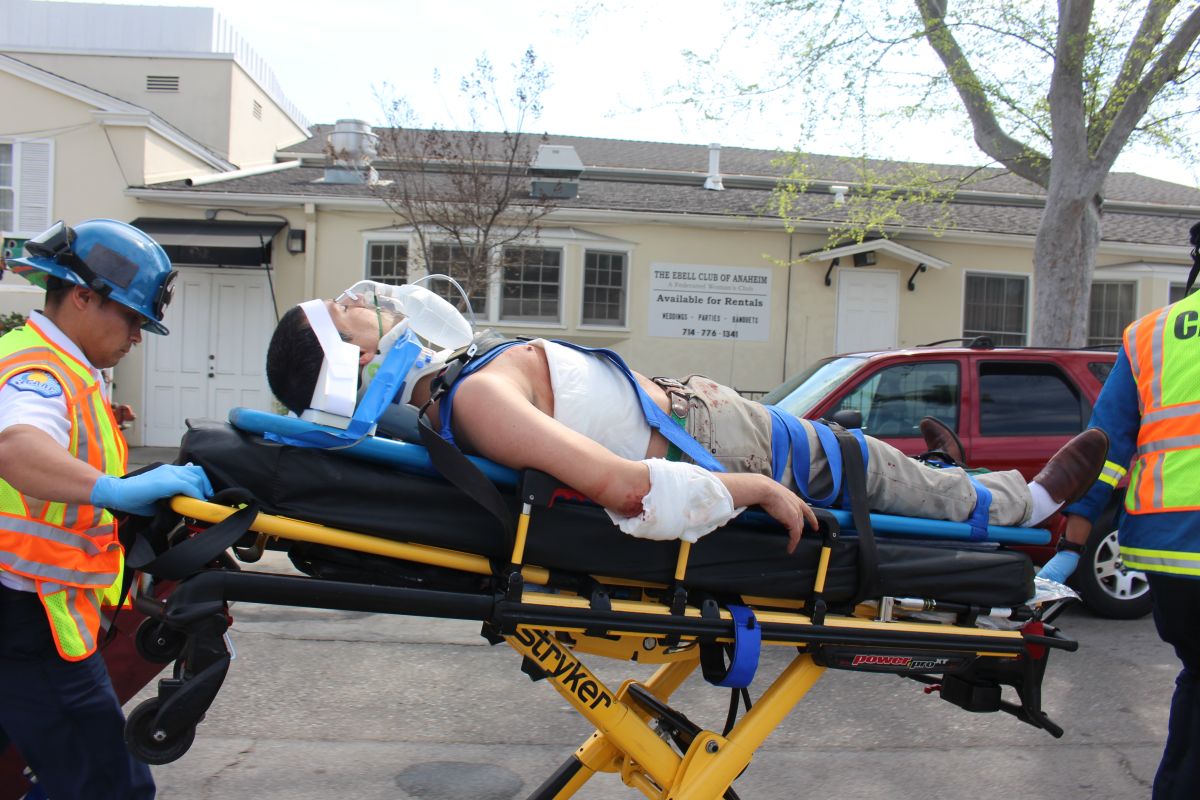 Uno de los heridos en la manifestación del KKK en Anaheim es llevado al hospital.