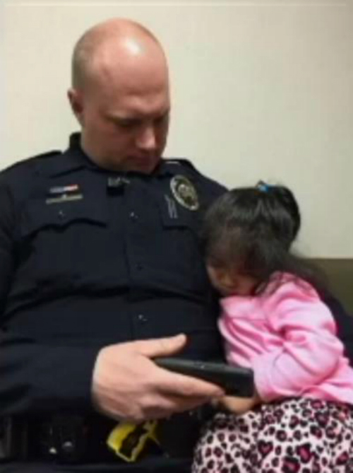Después de corretear por toda la sala de espera, la pequeña se quedó dormida en los brazos del oficial Norris. 