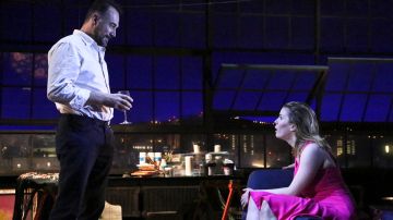 'Barcelona', con Carlos Leal y Betty Gilpin, se mantendrá en el Geffen Playhouse hasta el 13 de marzo.
