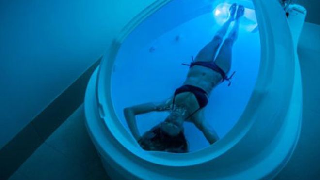 Flotar en agua salada en una cámara de flotación es, según algunos expertos, un tratamiento efectivo contra el estrés.