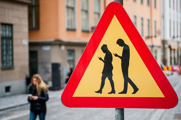En Estocolmo, una señal que le advierte a los demás que hay smombies.