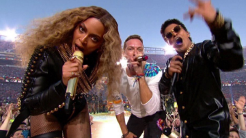 Beyoncé, Chris Martin de la banda Coldplay y Bruno Mars cantando en el 'half time show' del Super Bowl 50.