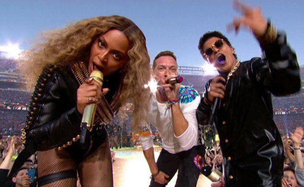 Beyoncé, Chris Martin de la banda Coldplay y Bruno Mars cantando en el 'half time show' del Super Bowl 50.