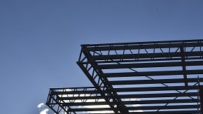 Obreros construyen el templo en la línea fronteriza entre México y los Estados Unidos donde el Papa Francisco ofrecerá una misa multitudinaria durante su visita a Ciudad Juárez, estado de Chihuahua, Méxic