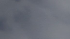 Una familia brasileña durante un demolición en Río de Janeiro.