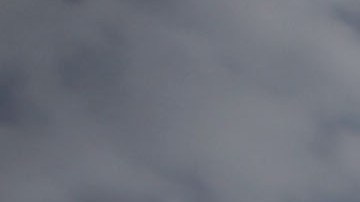 Una familia brasileña durante un demolición en Río de Janeiro.