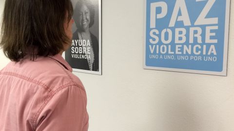 Anualmente, más de 140,000 casos de violencia doméstica contra los hombres se reportan a nivel nacional. (Araceli Martínez/La Opinión)