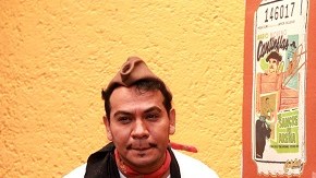 Mario Moreno Ivanova (der.), quien lanzó las salsas Cantinflas, negocia una teleserie del actor basada en una biografía que escribe Celedonio Núñez (izq.).