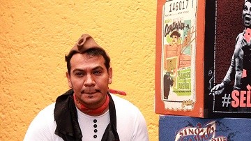 Mario Moreno Ivanova (der.), quien lanzó las salsas Cantinflas, negocia una teleserie del actor basada en una biografía que escribe Celedonio Núñez (izq.).