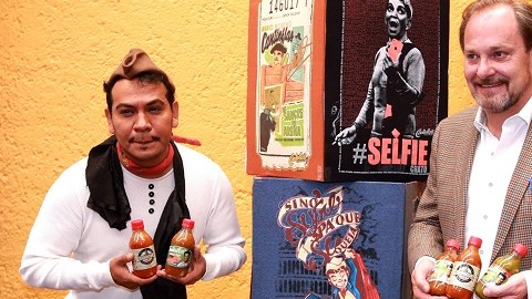 Mario Moreno Ivanova (der.), quien lanzó las salsas Cantinflas, negocia una teleserie del actor basada en una biografía que escribe Celedonio Núñez (izq.).
