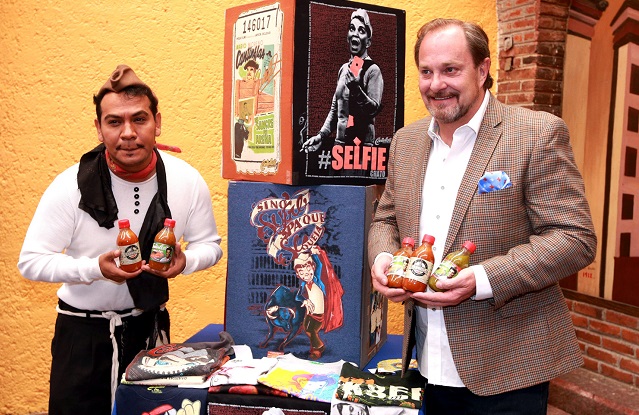 Mario Moreno Ivanova (der.), quien lanzó las salsas Cantinflas, negocia una teleserie del actor basada en una biografía que escribe Celedonio Núñez (izq.).