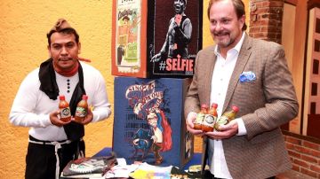 Mario Moreno Ivanova (der.), quien lanzó las salsas Cantinflas, negocia una teleserie del actor basada en una biografía que escribe Celedonio Núñez (izq.).