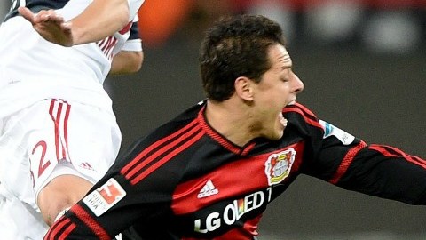 Javier "Chicharito" Hernández sufrió una lesión en el glúteo. Foto: EFE.