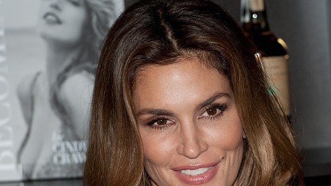 Cindy Crawford todavía no está lista para decir adiós a las cámaras fotográficas.