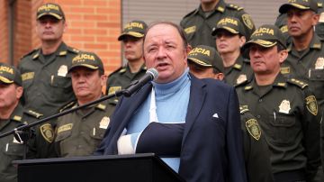 El ministro colombiano de Defensa, Luis Carlos Villegas (c), durante la cumbre extraordinaria de generales de la Policía.