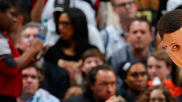 El jugador de Golden State quería plasmar una frase bíblica en sus tenis, algo que a la marca no le pareció.