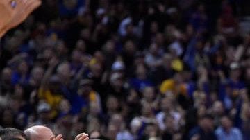 El jugador de Warriors lleva 127 partidos consecutivos anotando triples.