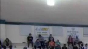 Una imagen muy extraña en el basquetbol escolar estadunidense.