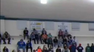 Una imagen muy extraña en el basquetbol escolar estadunidense.