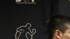 Diego de la Hoya (izq.) y Arturo Badillo, frente a frente al concluir la ceremonia de pesaje.