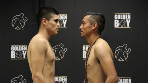 Diego de la Hoya (izq.) y Arturo Badillo, frente a frente al concluir la ceremonia de pesaje.