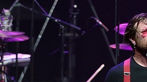 Jesse Hughes (izq.), el cantante del grupo estadounidense de rock Eagles of Death Metal, cantando en el Olympia de Paris hace unas horas.