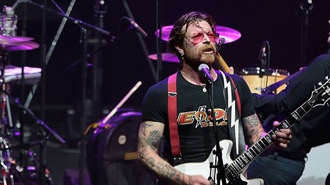 Jesse Hughes (izq.), el cantante del grupo estadounidense de rock Eagles of Death Metal, cantando en el Olympia de Paris hace unas horas.