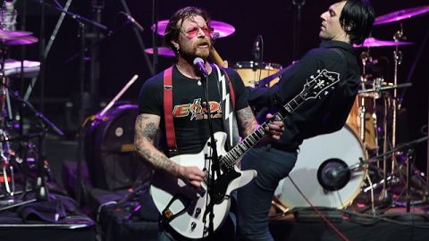 Jesse Hughes (izq.), el cantante del grupo estadounidense de rock Eagles of Death Metal, cantando en el Olympia de Paris hace unas horas.