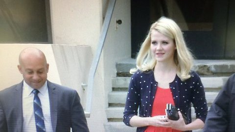 Elizabeth Smart a su arribo en la corte de Fullerton donde se lleva el juicio contra Isidro Medrano Garcia. / FOX 11 LA