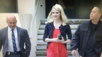 Elizabeth Smart a su arribo en la corte de Fullerton donde se lleva el juicio contra Isidro Medrano Garcia. / FOX 11 LA