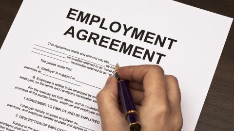 La creación de 161,000 nuevos puestos de trabajo hizo descender la tasa de desempleo al 4.9% a nivel nacional.