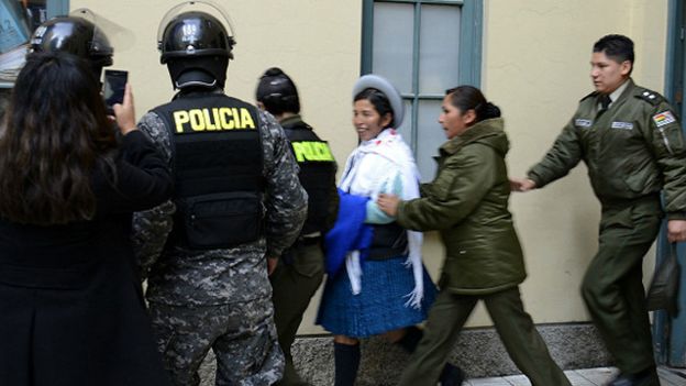 Una exministra y dirigentes del partido de Evo Morales fueron detenidos por el caso de corrupción llamado Fondo Indígena.