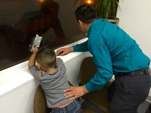 Poco a poco Roberto Casas y su hijo salen adelante tras haber vivido en un albergue a donde fueron a vivir después de que su esposa intento atropellarlo con un auto. (Araceli Martínez/La Opinión).