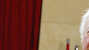 George Kennedy en la entrega de los Premios Oscar en 2003.