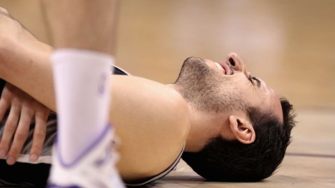 El argentino Manu Ginobili sufrió un fuerte golpe ante los Pelicans.